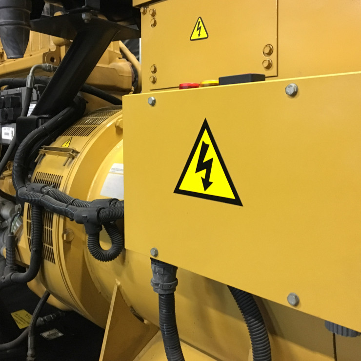 Großer elektrischer Generator, Notstromversorgung im Generatorraum. Angetrieben Großer elektrischer Generator, Notstromversorgung im Generatorraum. Angetrieben Großer elektrischer Generator, Notstromversorgung im Generatorraum. Angetrieben Großer elektrischer Generator, Notstromversorgung im Generatorraum. Angetrieben Großer elektrischer Generator, Notstromversorgung im Generatorraum. Angetrieben